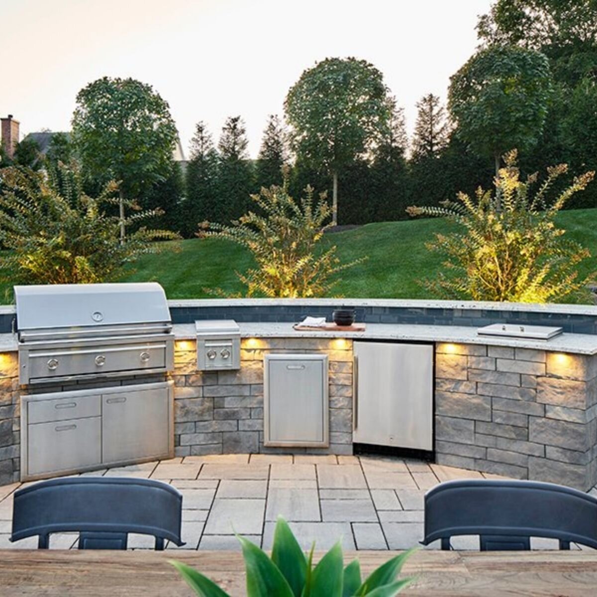 Techo-Bloc Brandon Double-Sided Wall Shale Grey 180 mm 7-1/16 in. x 9 ...