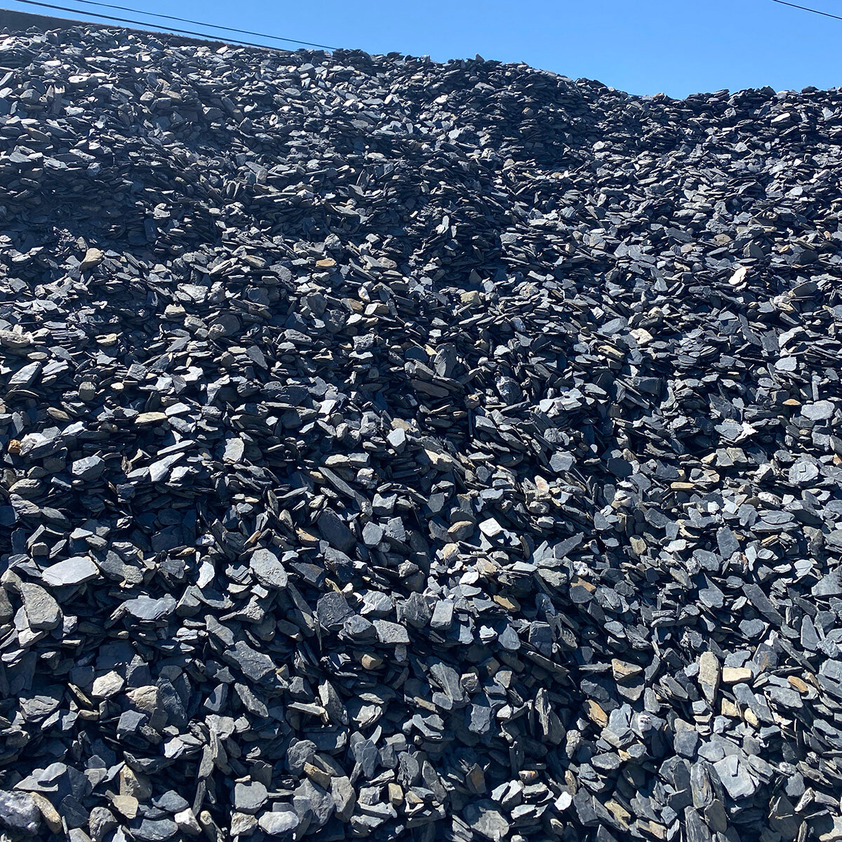 Bulk Raven Slate Chips 3 in | SiteOne US