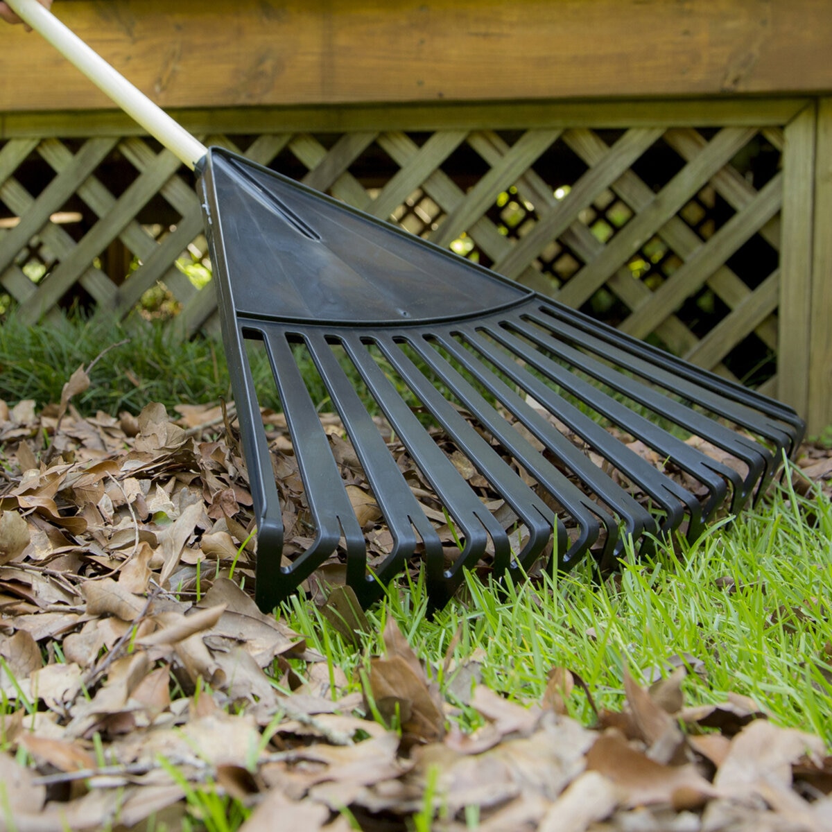True Temper 24 in Clog Free Poly Leaf Rake | SiteOne US
