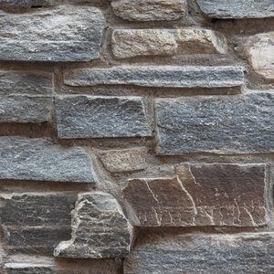 Sawn Thin Veneer Coyote Gray Splitface Ledge Flats (100 sq. ft./pallet)
