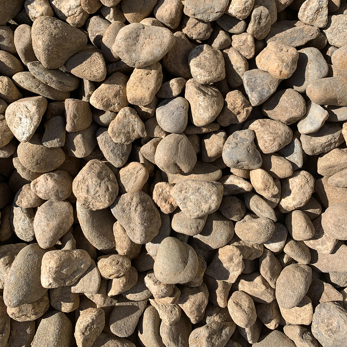 Bulk Round Stone Brown 3/4 in. | SiteOne US