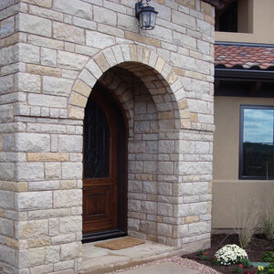Sawn Thin Veneer Sonoma Buff Lueders with Roughback Dimensional 4/6/8 Course Height Flats (170 sf. ft./pallet)