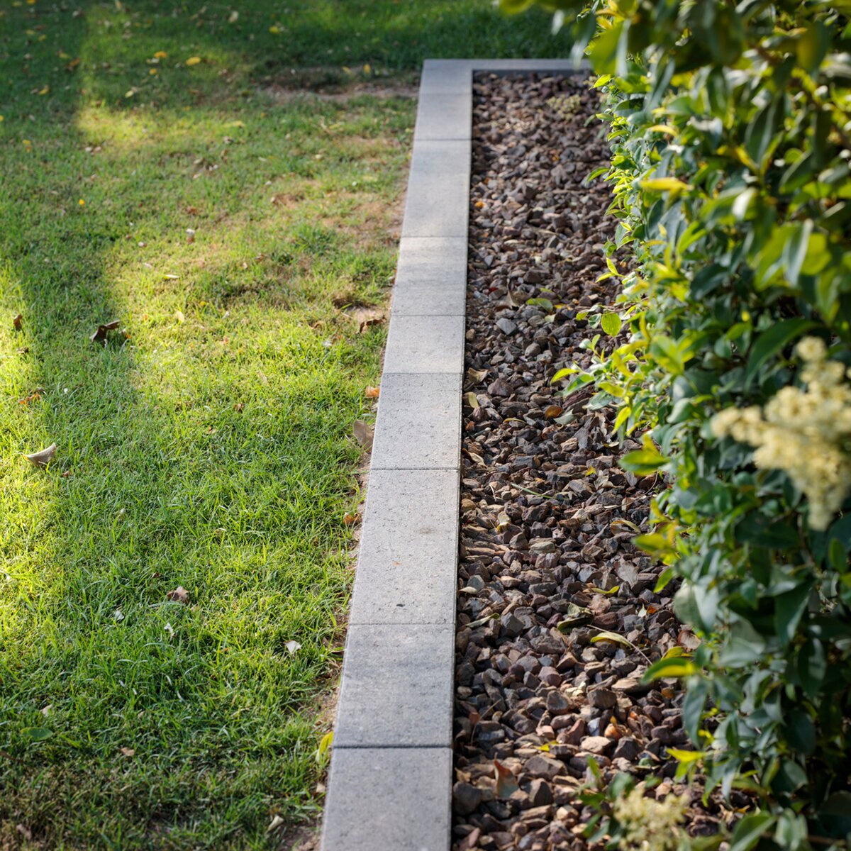 Belgard Melville Curb Dark Charcoal (96 ln. ft./pallet) SiteOne