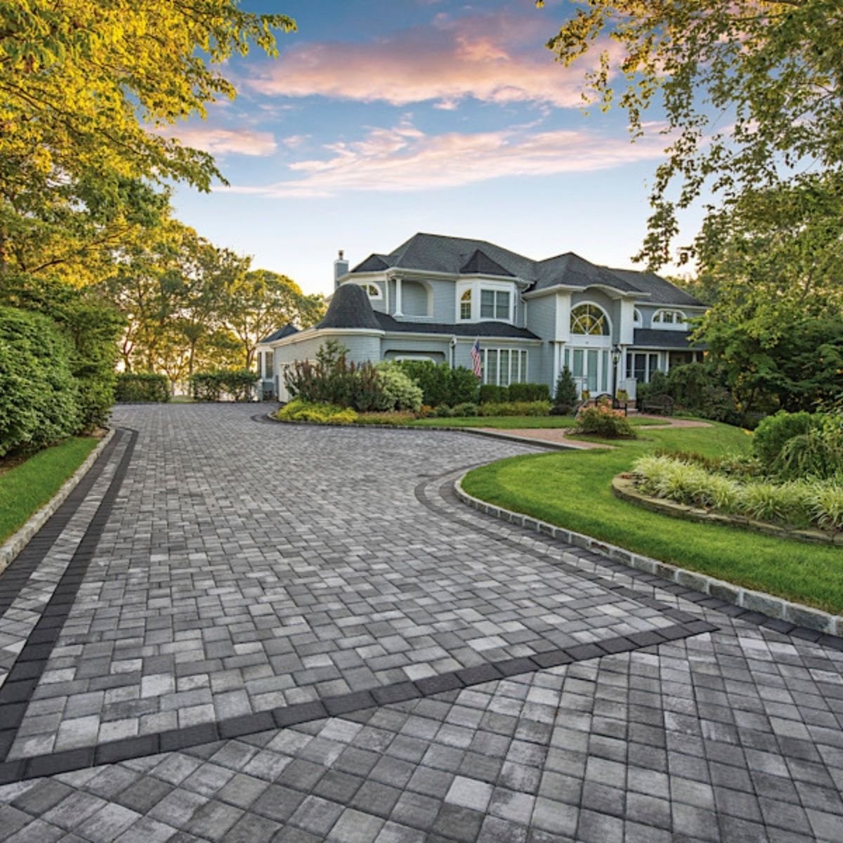 Cambridge RoundTable Paver Onyx/Natural 6 in. x 6 in. 2 SiteOne