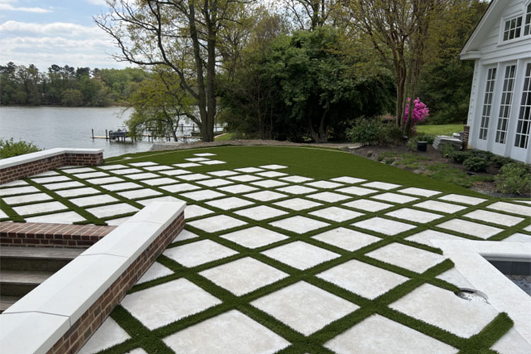 Cómo preparar la base del pasto sintético para evitar problemas de drenaje